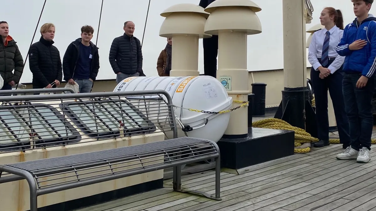 Rondleiding op opleidingsschip tijdens open dag miwb